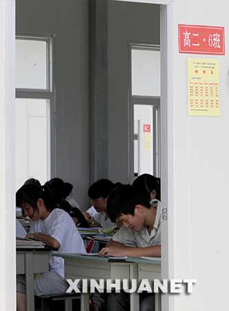 四川都江堰市中小学全面复课(组图)